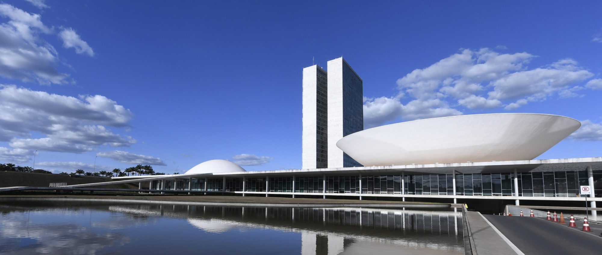 Fachada do Congresso Nacional, a sede das duas Casas do Poder Legislativo brasileiro.

As cúpulas abrigam os plenários da Câmara dos Deputados (côncava) e do Senado Federal (convexa), enquanto que nas duas torres - as mais altas de Brasília, com 100 metros - funcionam as áreas administrativas e técnicas que dão suporte ao trabalho legislativo diário das duas instituições.

Foto: Jefferson Rudy/Agência Senado